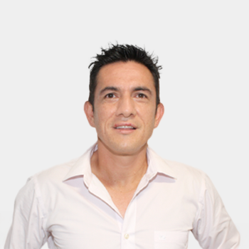 primer plano, fondo blanco y el profesor Henry Arguello Fuentes está situado en el centro.