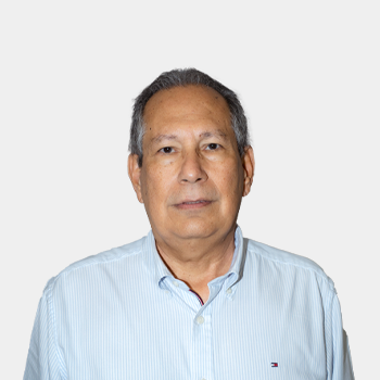 The photo was taken in the foreground, white background and the professor Henry Lamos Díaz is located in the center.