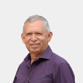 The photo was taken in the foreground, white background and the professor Hernan Porras is located in the center.