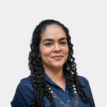 The photo was taken in the foreground, white background and the professor Isabel Cristina Dominguez is located in the center.