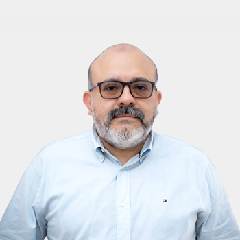The photo was taken in close-up, with a white background, and the professor Ivan Peña is positioned in the center.