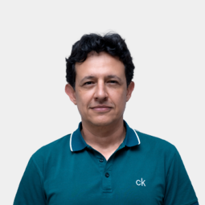 La foto fue tomada en primer plano, fondo blanco y el profesor Javier Mauricio Martinez está situado en el centro.