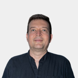 The photo was taken in close-up, with a white background, and the profesor Jorge Francisco Maldonado a is situated in the center.