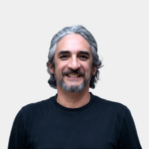 La foto fue tomada en primer plano, fondo blanco y el profesor Jose Miguel Higuera está situado en el centro.