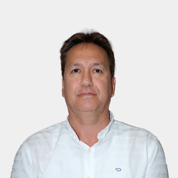 La foto fue tomada en primer plano, fondo blanco y el profesor Juan Benjamin Duarte está situado en el centro.