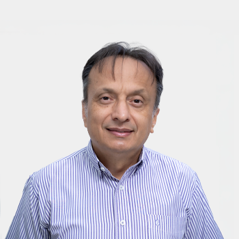 The photo was taken in close-up, with a white background, and the professorJuan Carlos Urrego is positioned in the center.