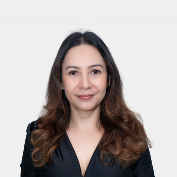 The photo was taken in close-up, with a white background, and the professor Julie Melissa Mogollón is positioned in the center.