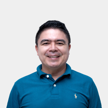The photo was taken in the foreground, white background and the professor Luis Eduardo Bautista is located in the center.