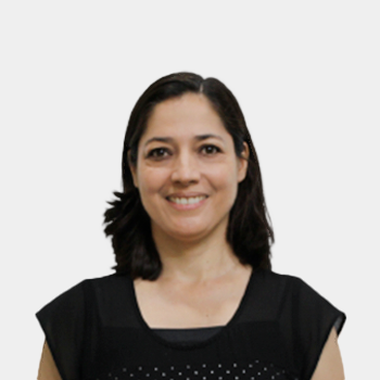 The photo was taken in close-up, with a white background, and the profesor Maria Fernanda Maradei is situated in the center.