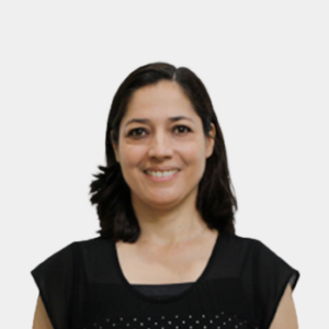 La foto fue tomada en primer plano, fondo blanco y la profesora Maria Fernanda Maradei está situada en el centro.