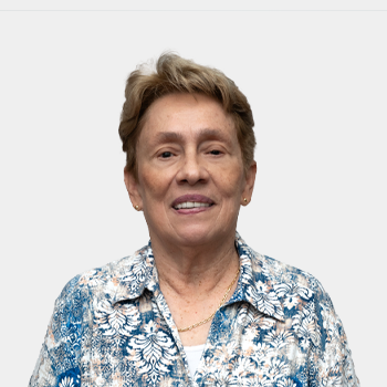 La foto fue tomada en primer plano, fondo blanco y la profesora Mary Lupe Angulo de Meza está situada en el centro.