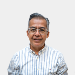 The photo was taken in close-up, with a white background, and the professor Miller Humberto Salas Rondón of is positioned in the center.