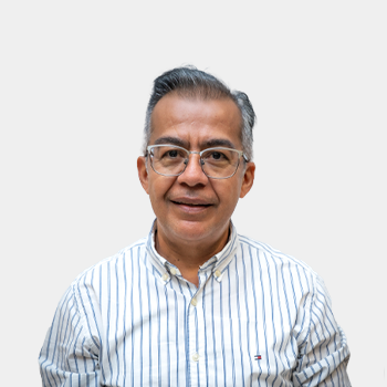 The photo was taken in close-up, with a white background, and the professor Miller Humberto Salas Rondón of is positioned in the center.