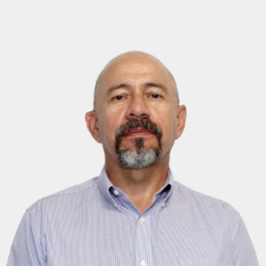 The photo was taken in close-up, with a white background, and the profesor Nectali Ariza Ariza is situated in the center.