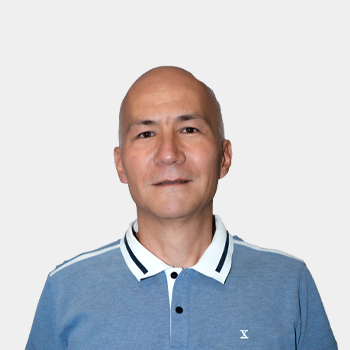 The photo was taken in the foreground, white background and the professor Néstor Raúl Ortiz Pimiento is located in the center.