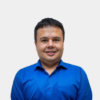 The photo was taken in the foreground, white background and the professor Orlando Arroyo is located in the center.