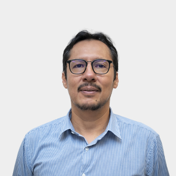 The photo was taken in the foreground, white background and the professor Ricardo Oviedo is located in the center.