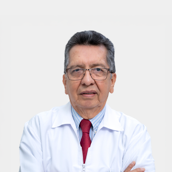La foto fue tomada en primer plano, fondo blanco y el profesor Rosendo Castellanos está situado en el centro.