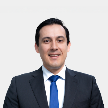La foto fue tomada en primer plano, fondo blanco y el profesor Sergio Andres Higuera está situado en el centro.