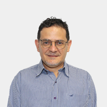 The photo was taken in close-up, with a white background, and the professor William Elvis Plata Quezada is situated in the center.