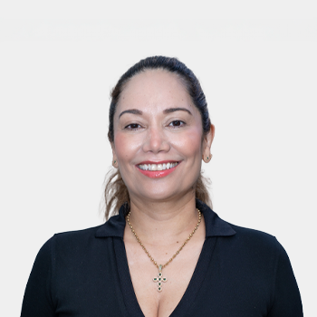 The photo was taken in close-up, with a white background, and the professor Zully Ballesteros is positioned in the center.