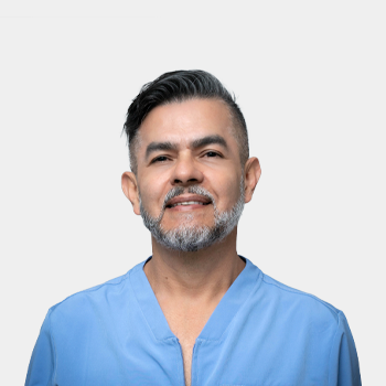 Fotografía frontal del profesor Carlos Alberto Garcia