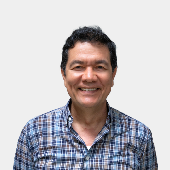 Fotografía frontal del profesor Daniel Ricardo Molina