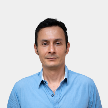 Fotografía frontal del profesor Enrique Arbelaez Cortes