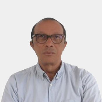 Fotografía frontal del profesor Enrique Mejía Ospino