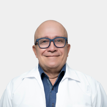 Fotografía frontal del profesor Ernesto Garcia Ayala