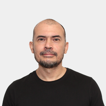 Fotografía frontal del profesor Fabial Alirio Rios