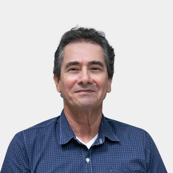 Fotografía frontal del profesor Fernando Martínez
