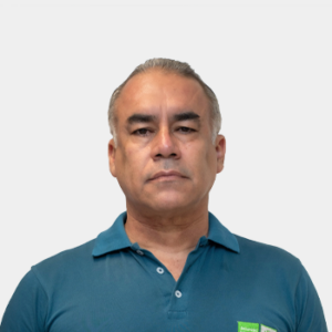 Fotografía frontal del profesor Guillermo Mejia