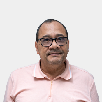 Fotografía frontal del profesor Herminsul de Jesús Cano