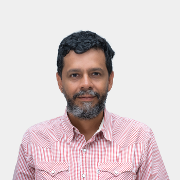 Fotografía frontal del profesor Javier Camargo Garcia