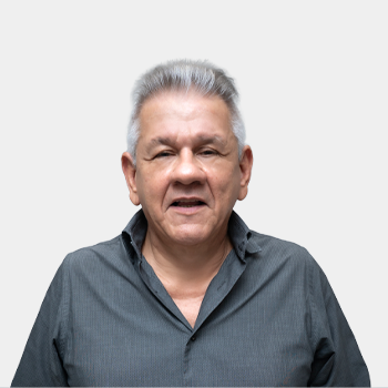 Fotografía frontal del profesor Jorge Enrique Menedes