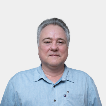 Fotografía frontal del profesor Jorge Luis Fuentes