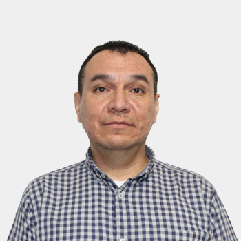 Fotografía frontal del profesor Juan Manuel Urbina