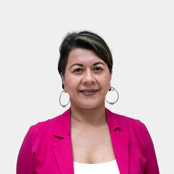 Fotografía frontal de la profesora Tulia Esther Rivera