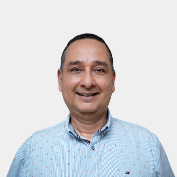 Fotografía frontal del profesor Victor Hugo Serrano