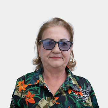 Fotografía frontal de la profesora Esperanza Aguilar