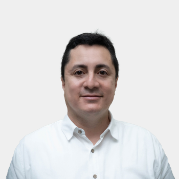 Fotografía frontal del profesor Freddy Ruiz