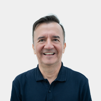 Fotografía frontal del profesor Gabriel Eduardo Pérez