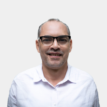 Fotografía frontal del profesor Isaac Guerrero