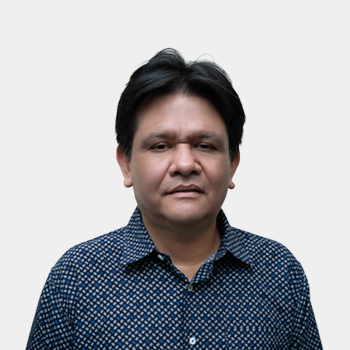 Fotografía frontal del profesor Jorge Luis Navaro