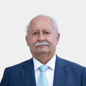 Fotografía frontal del profesor Luis Francisco Garcia