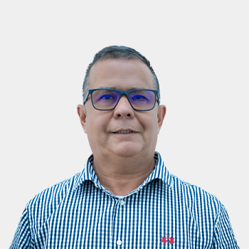 Fotografía frontal del profesor Bladimir Saldarriaga