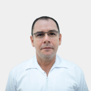 Fotografía frontal de el profesor Carlos Augusto Barrera