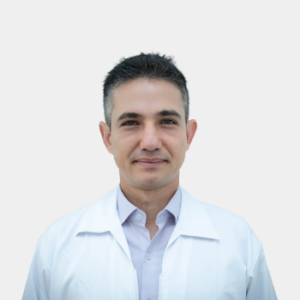 Fotografía frontal de el profesor Tito Cesar Quintero