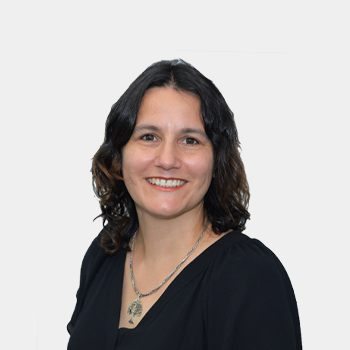 Fotografía frontal de la profesora Debora Alcida Narbarlatz